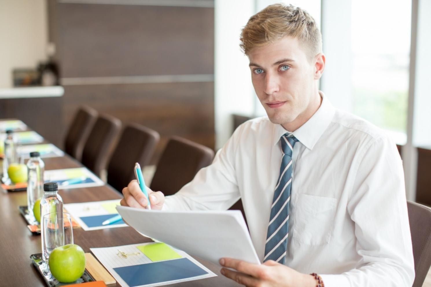 Участники программы обучения анализируют финансовые данные